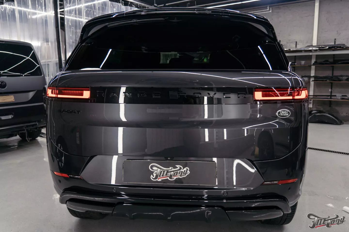 Оклеили Range Rover Sport в глянцевый полиуретан. Чистка салона и покрытие керамикой